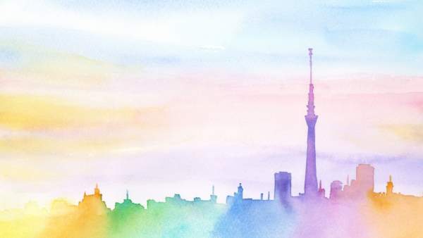 Een waterverfschilderij van een silhouette van een horizonlijn van een stad, in pastel regenboogkleuren