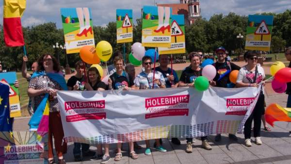 Vrijwilligers van het Holebihuis met grote banier van het Holebihuis tijdens de Baltic Pride parade