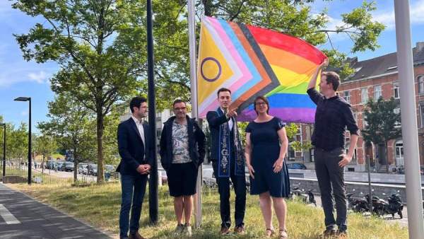 IDAHOT - De regenboogvlag wordt gehesen aan het stadkantoor in Leuven