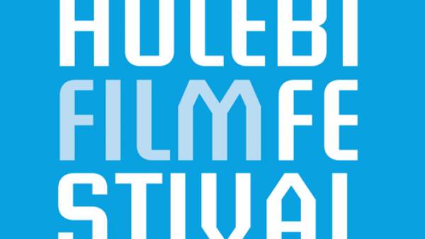 Het logo van het Holebifilmfestival, een lichtblauw vierkant met in witte en lichter blauwe kleuren het woord 'Holebifilmfestival' in drukletters