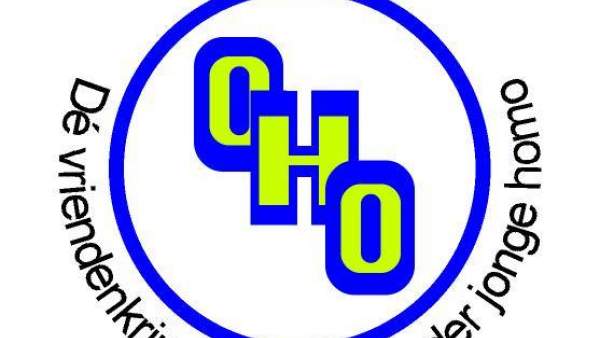 Het logo van OHO, de drie letters in geelgroene letters met een blauwe rand in een blauwe cirkel, waarrond de woorden 'de vriendenkring voor de minder jonge homo' op een witte achtergrond