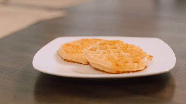 Twee wafels op een wit bord