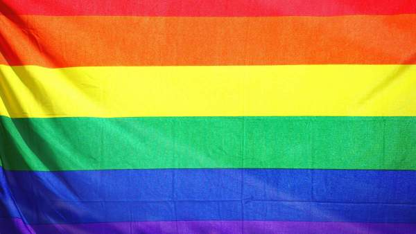 een regenboogvlag close-up