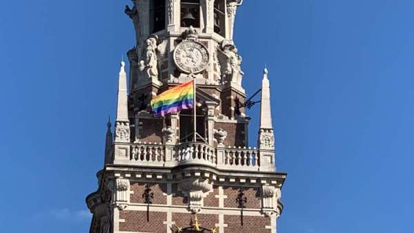 regenboogvlag op toren universiteitsbibliotheek K.U.Leuven