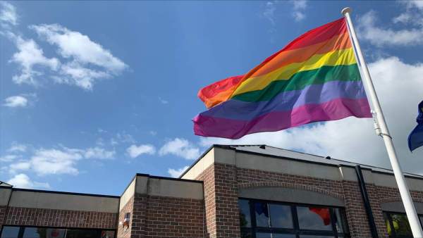 Regenboogvlag aan het gemeenthuis van Kortenaken