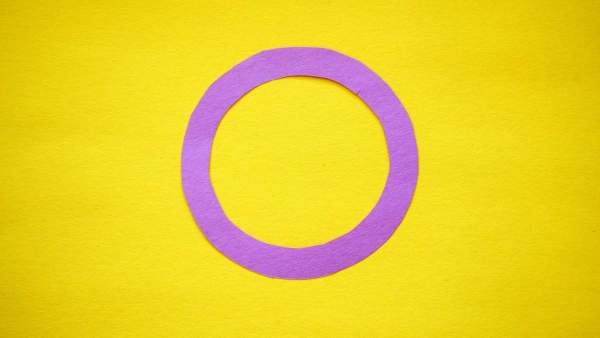 paarse cirkel op gele achtergrond (interseksesymbool)