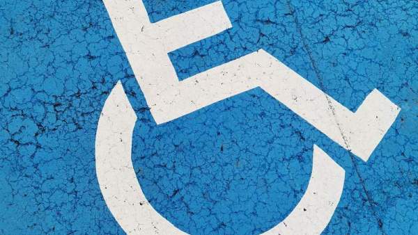 pictogram rolstoelgebruiker: witte rolstoel op blauwe achtergrond
