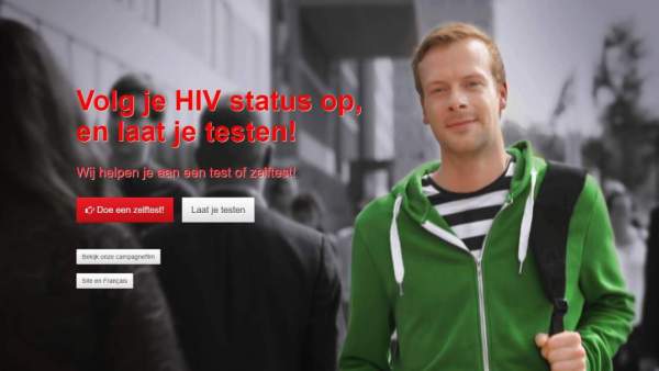 Een screenshot van de website laatjetesten.be, een persoon op een zwart-witte achtergrond en in rode letters de woorden 'Volg je HIV status op, en laat je testen!'