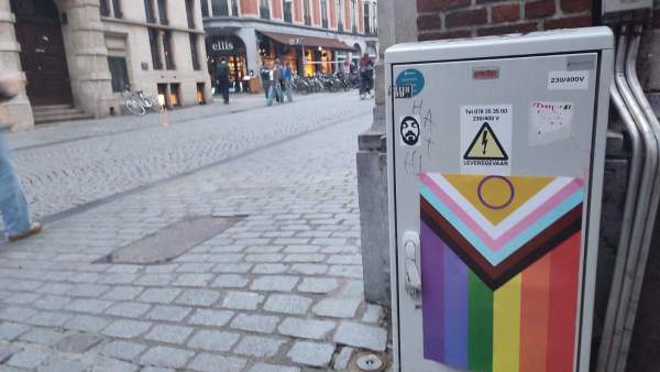 Regenboogvlag geplakt voor de pasactie