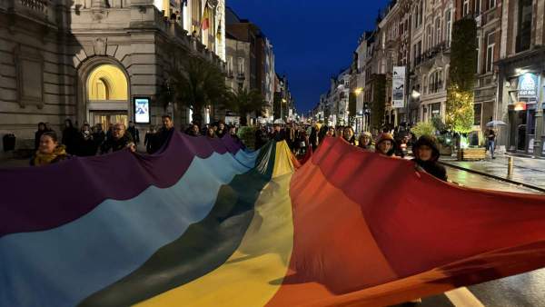 Gigantische regenboogvlag die door vrijwilligers wordt gedragen tijdens de eerste Leuven Pride