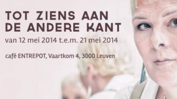Een promo-affiche van Tot Ziens Aan De Andere Kant, een lichtroze achtergrond met rechts een close-up van een persoon met kort lichtgekleurd haar, de achterkant van hun hoofd in spiegelbeeld op de achtergrond. In het wit staat links schuin de woorden Man/vrouw, en in paarse letters in het midden staat de informatie 'TOT ZIENS AAN DE ANDERE KANT van 12 mei 2014 t.e.m. 21 mei 2014, café ENTREPOT, Vaartkom 4, 3000 Leuven'