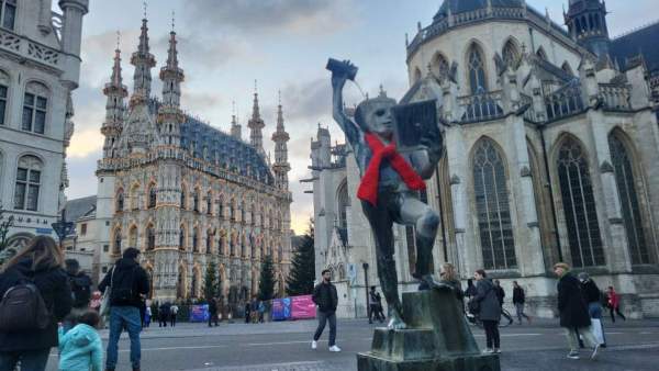 Het bekende standbeeld Het Fonske in Leuven kreeg een warme rode sjaal aan ter ere van Wereldaidsdag