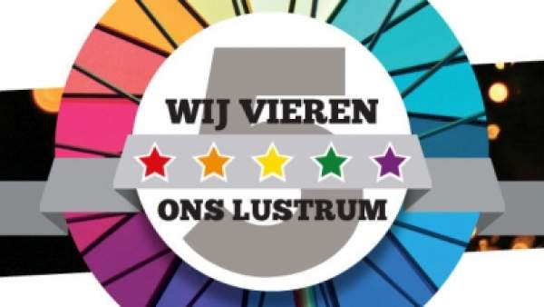 Een banner met in het midden een cirkel met een foto van een regenboogparaplu met daarover een kleinere witte cirkel met een grote grijze vijf (5) en in zwarte letters 'WIJ VIEREN ONS LUSTRUM', met daartussen een grijs lint met vijf sterren erop in regenboogkleuren. Op de achtergrond is eer een smalle horizontale strook uitgesneden uit een foto van wazige gele lichtjes, in de linkerbovenhoek het logo van het Holebihuis en in de rechterhoek onderaan het logo van cafÃ© Rocco.
