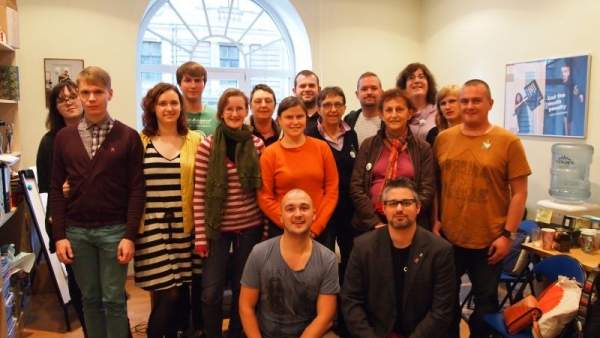 Groepsfoto van vrijwilligers van het Holebihuis en Mozaika